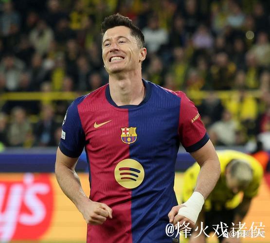 莱万愿大幅降薪续约巴萨，德科称需综合评估